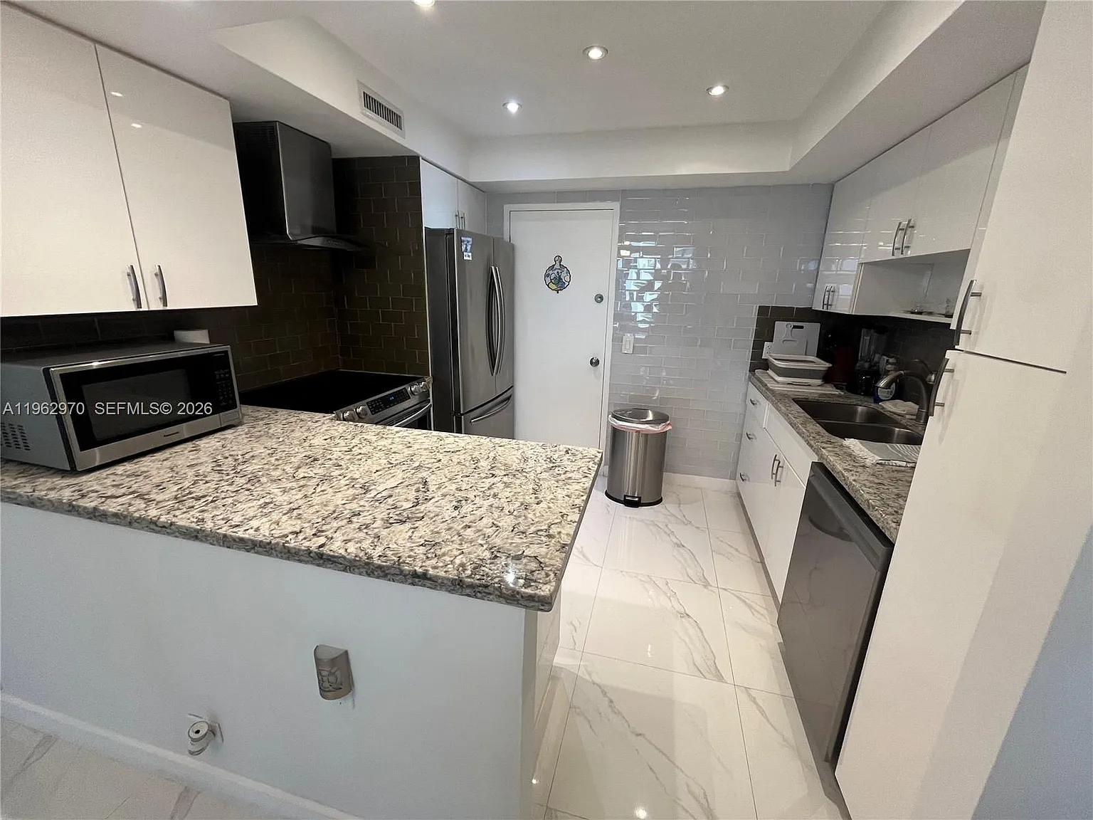 Alexander Towers Condo — Photo 2