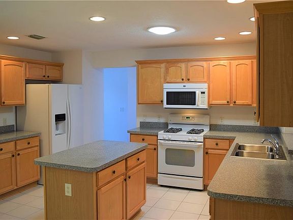 4th image of 634 Mallory Hill Dr