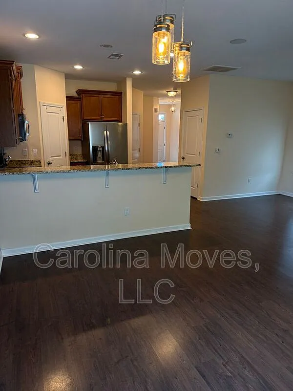 3 bed, 2.5 bath, 1645 sqft, $1,800 — Photo 3