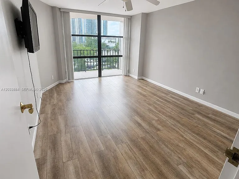 800 Parkview Dr #512 — Photo 19
