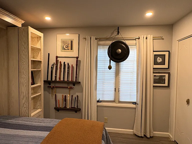 murphy bed bedroom/music room