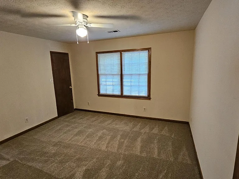 1709 Riverside Ct NE — Photo 9