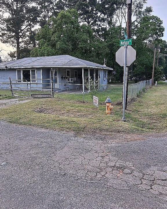 1st image of 390 Nelson St