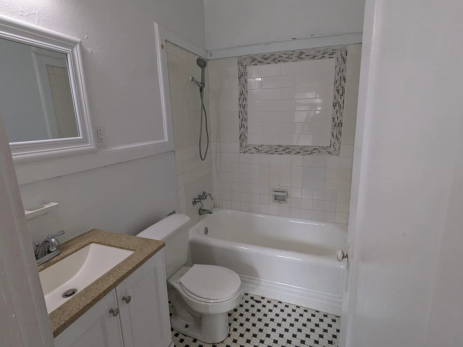 Studio, 700 sqft, $990 — Photo 2