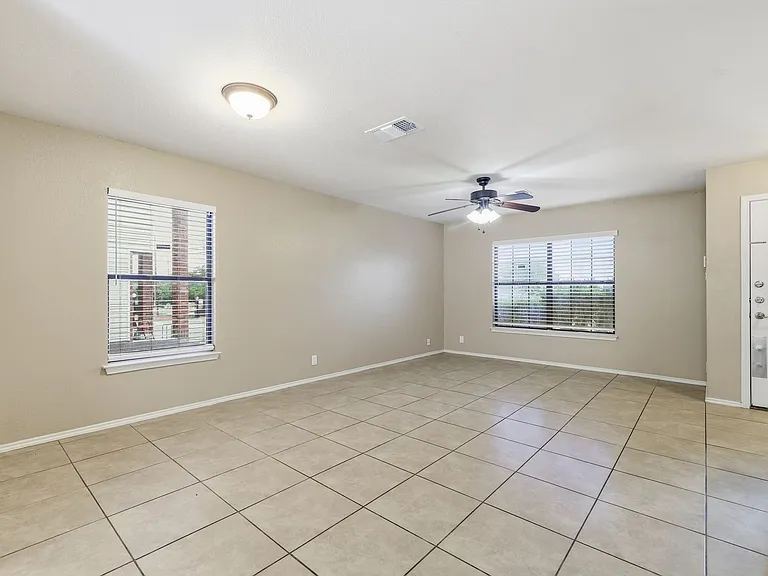 151 McLennan Oak — Photo 4
