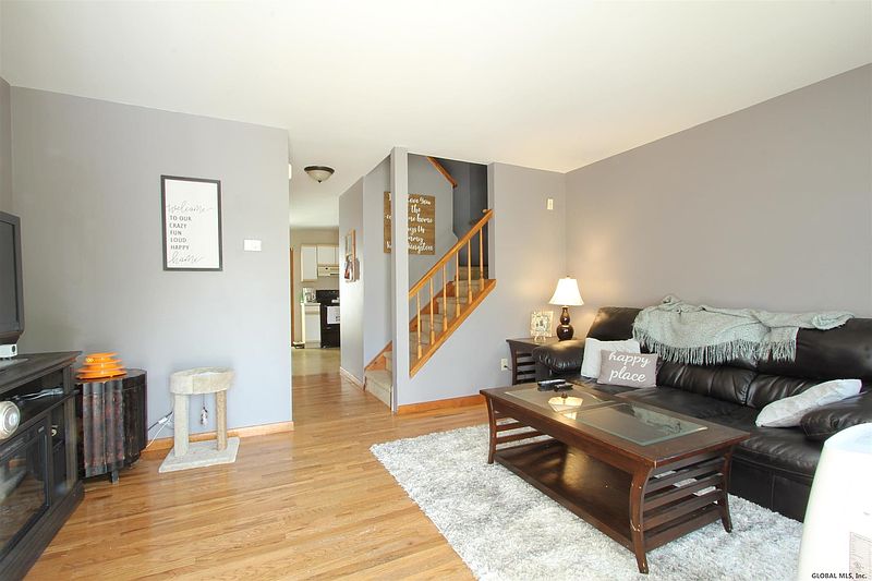 3rd image of 30 WARSAW Avenue