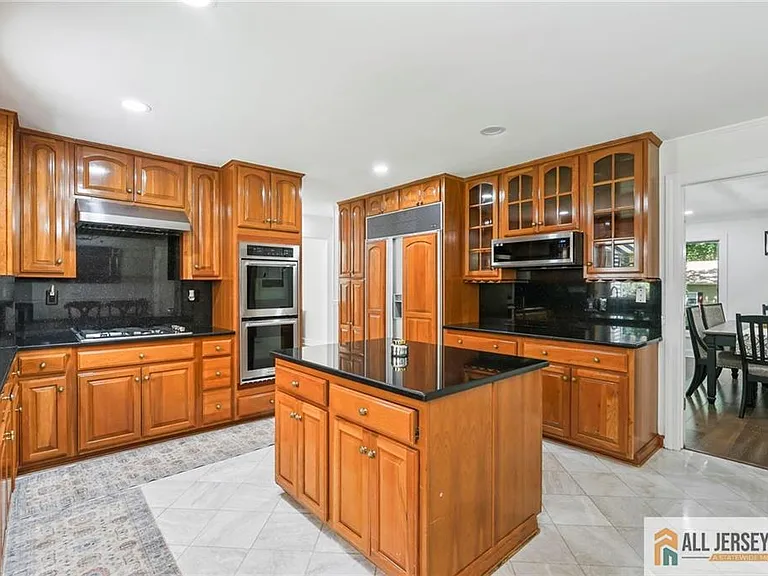 16 Phyllis Pl — Photo 12