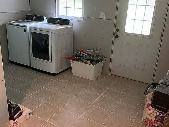 4th image of 429 Faye Dr