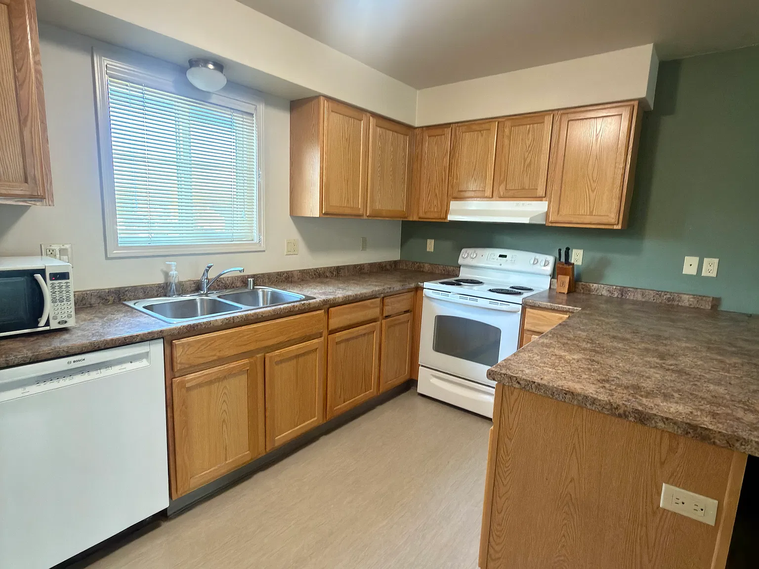 2 bed, 900 sqft, $1,700 — Photo 2