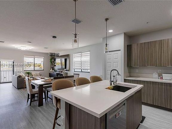 4th image of 4714 NW 84th Ct #Townhouse 4714