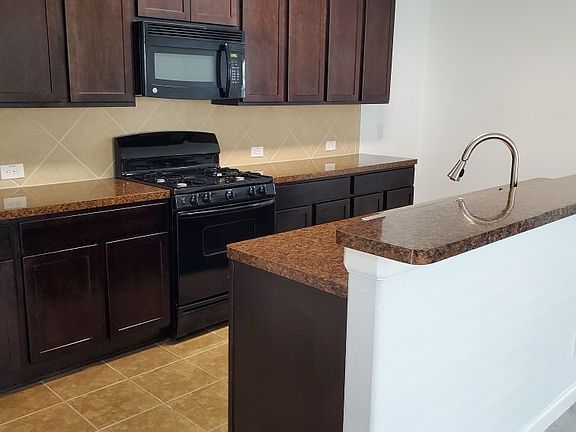 3rd image of 318 Apache Field Ln