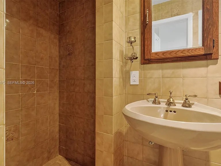 1305 Alhambra Cir — Photo 38