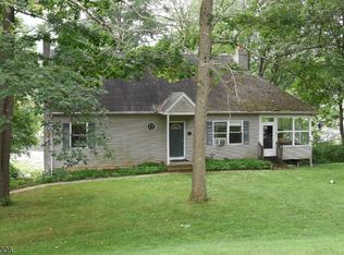 8 Solar Rd, Oak Ridge, NJ 07438