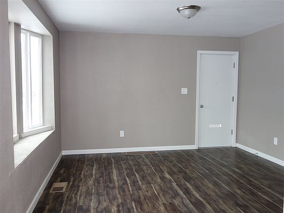 3rd image of 729 E Bridgeport Ave