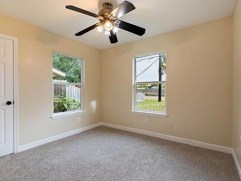 329 Yorktown Blvd — Photo 6
