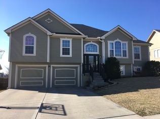 208 Porter Dr, Smithville, MO 64089