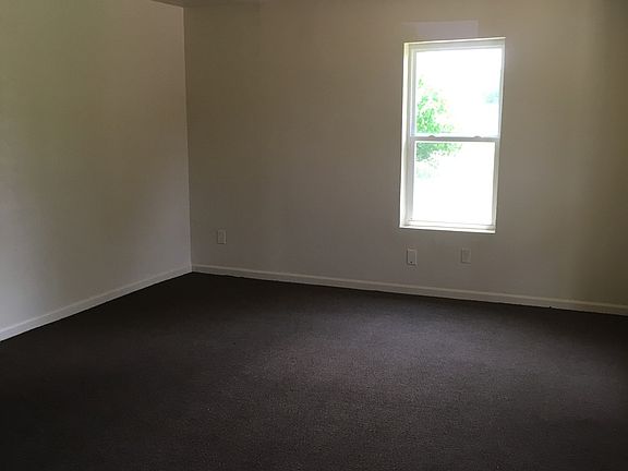 4th image of 4702 Gloria Cir