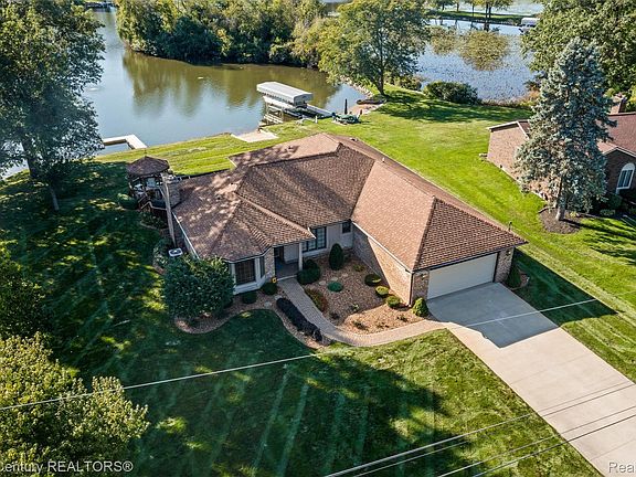 5th image of 4071 Chevron Dr