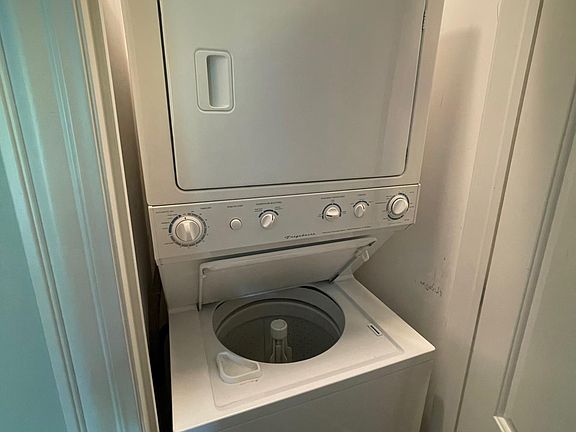 4th image of 627 W Arlington Pl APT 2N