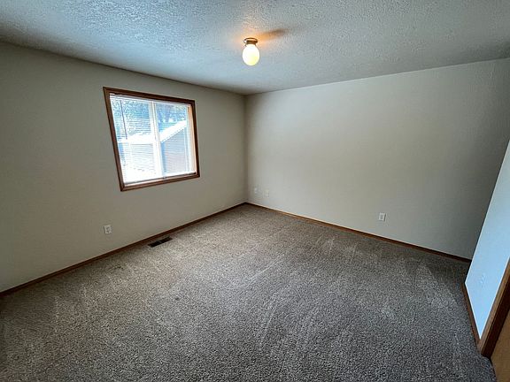 5th image of 565 NE Norton Ave
