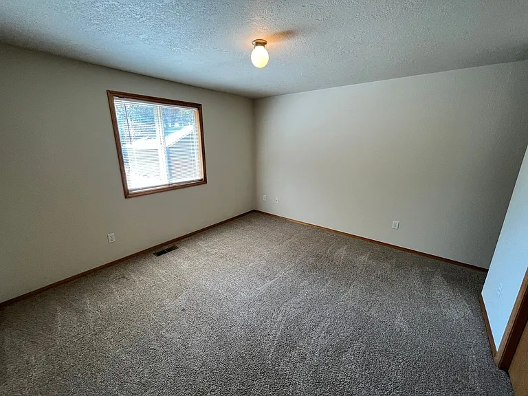 565 NE Norton Ave — Photo 5