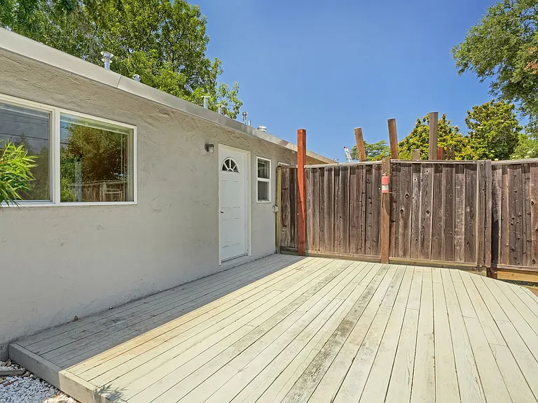 110 Paul Ave — Photo 23