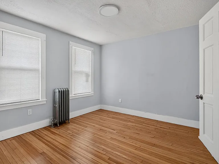 62-64 Sheldon Ter — Photo 8