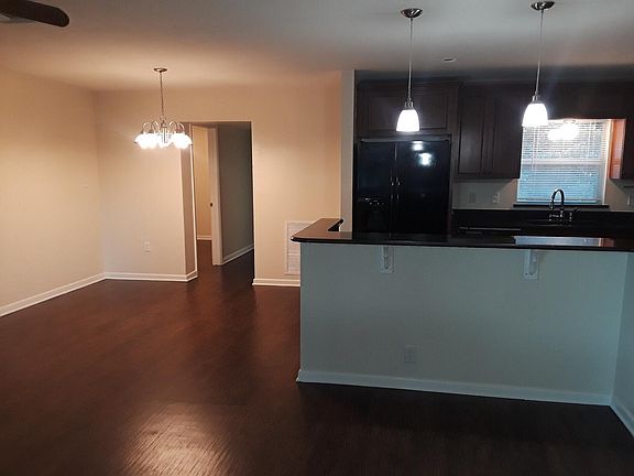5th image of 460 Riverview Ave