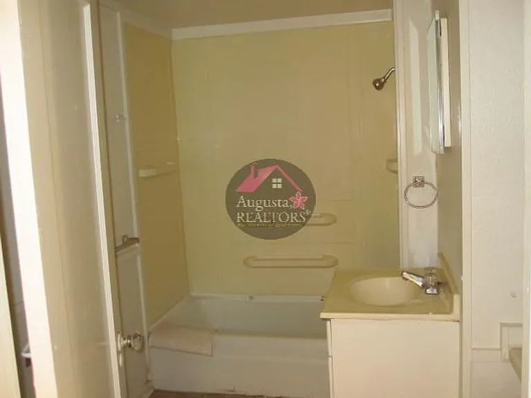 501 & 1/2 S Ash St — Photo 6