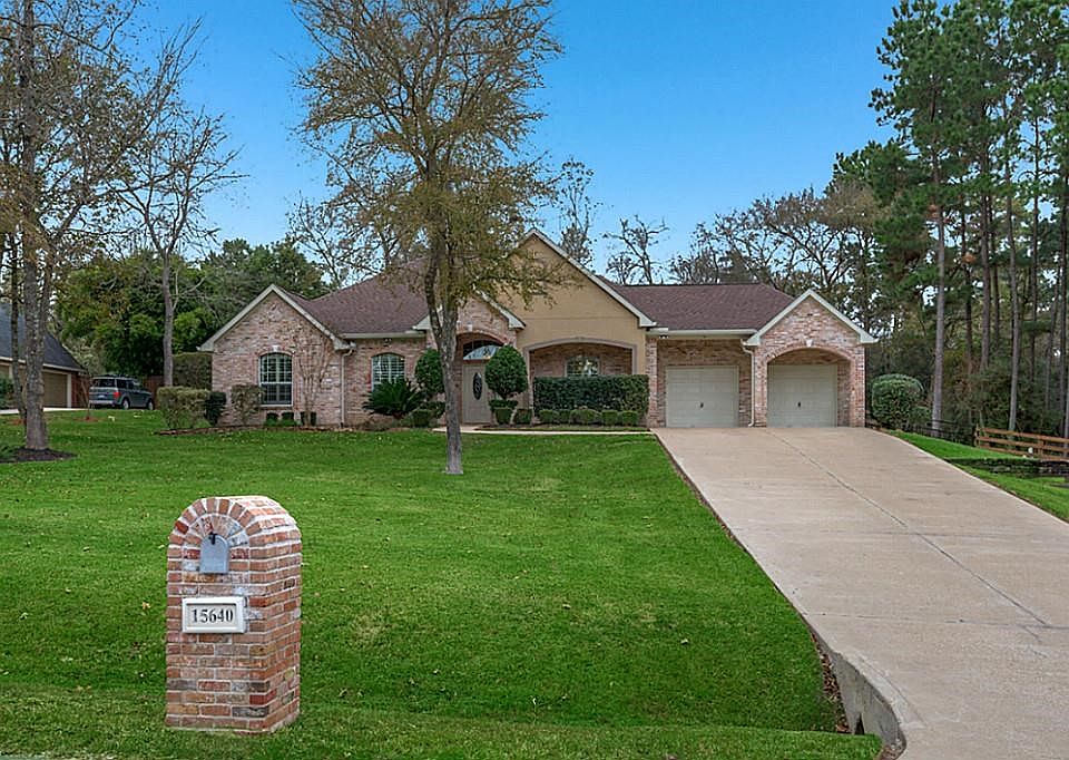 WELCOME to 15640 QUEEN ELIZABETH IN THE BEAUTIFUL GATED COMMUNITY OF CROWN OAKS