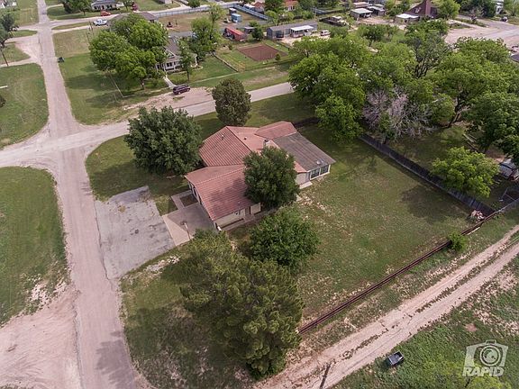 5th image of 610 Waxahachie St