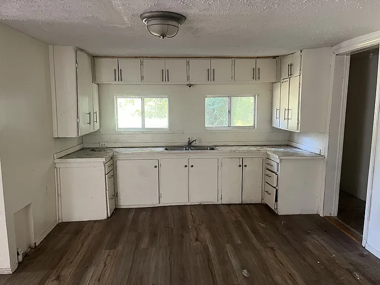 319 N G St — Photo 19
