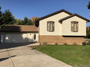 100 Exeter Ct, Springfield, IL 62704