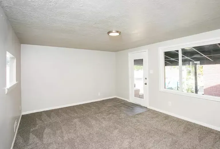 396 N Center St — Photo 3