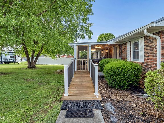 3rd image of 826 Balsam Cir