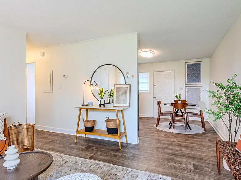 Newly Renovated 2 bed 1.5 bath-Villas at North Point and South Point Apartments