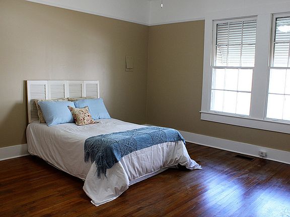 Bedroom #1
						:
						Hardwood Floor,
10 Ft Ceiling,
Large Room,
Ceiling Fan,
Reach-in Closet