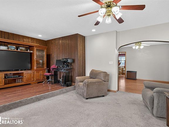 5th image of 406 Carlton St