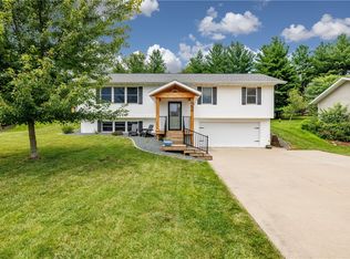 22 Maple St, Pella, IA 50219