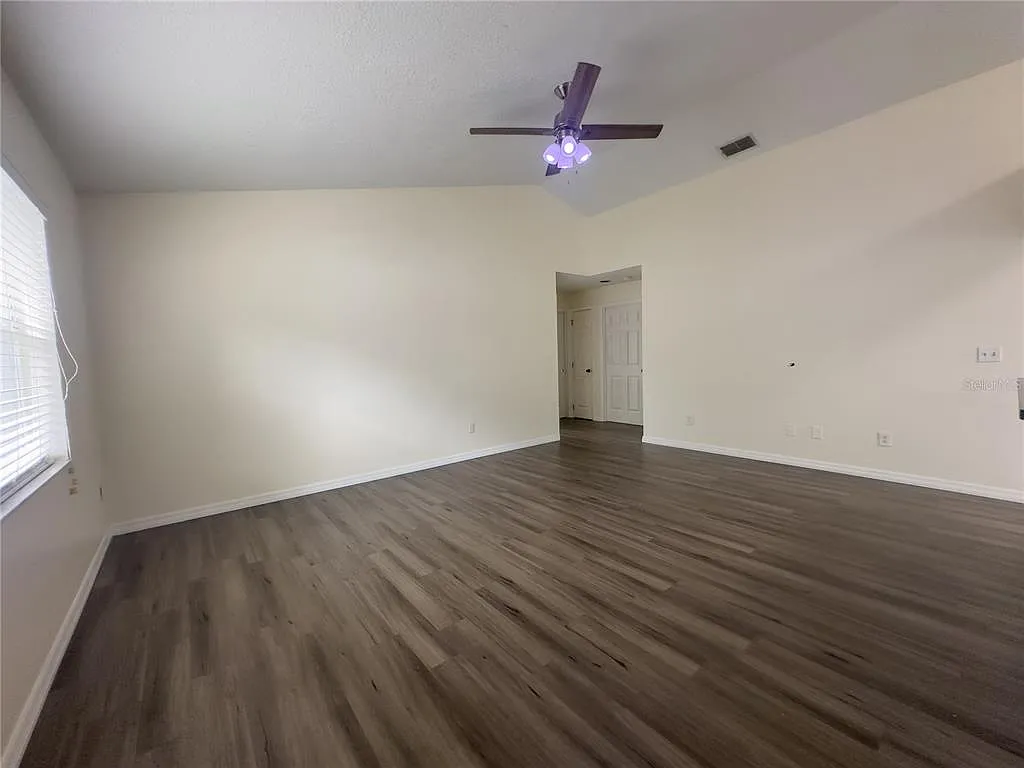 3 bed, 2.0 bath, 1072 sqft, $2,100 — Photo 4