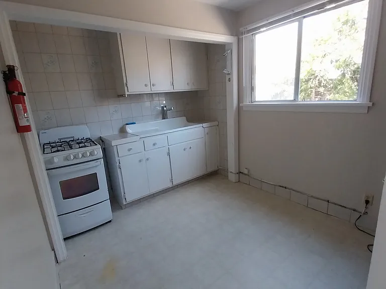 902 3rd St #6 — Photo 8