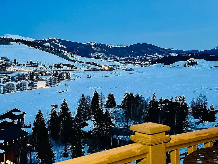 Winter on the lake. Great for cross country skiing and hockey games.