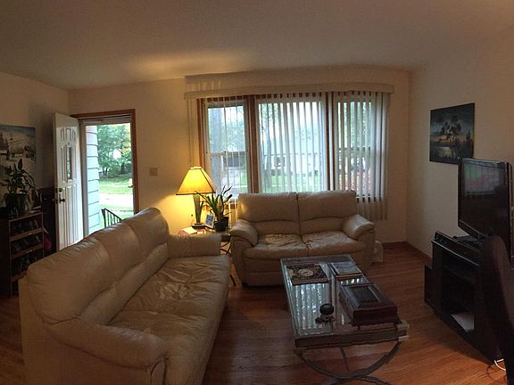 Living Room (16' x 14.5')