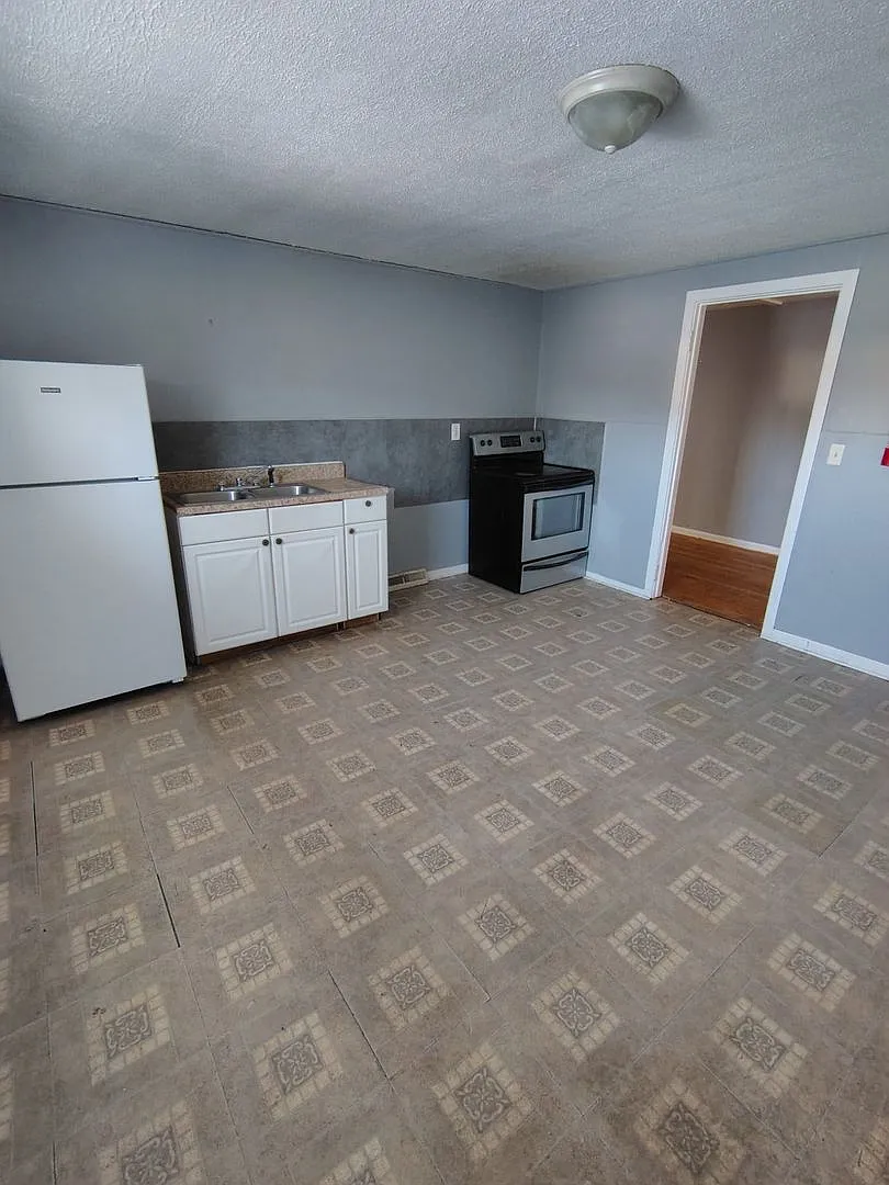 2703 Tremper — Photo 1