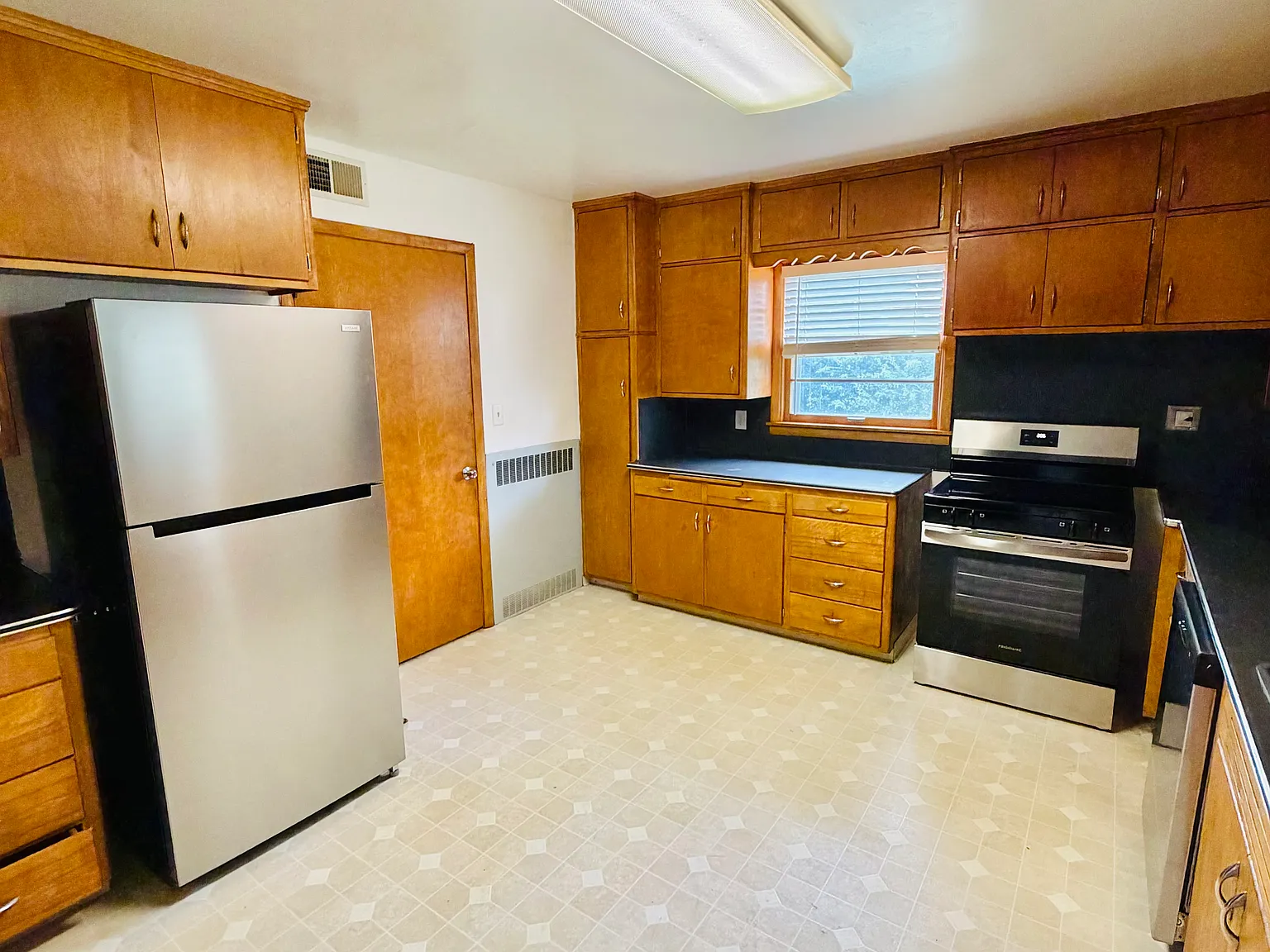 3 bed, 1600 sqft, $1,075 — Photo 3