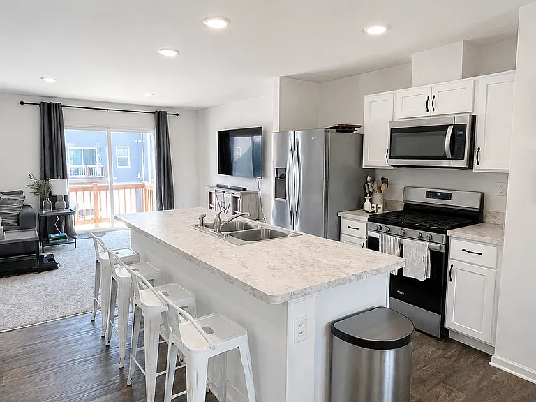 1475 Yosemite Way — Photo 1