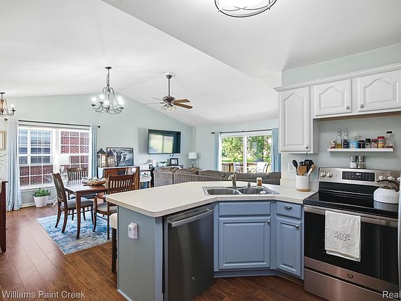 4th image of 465 Victoria Ln