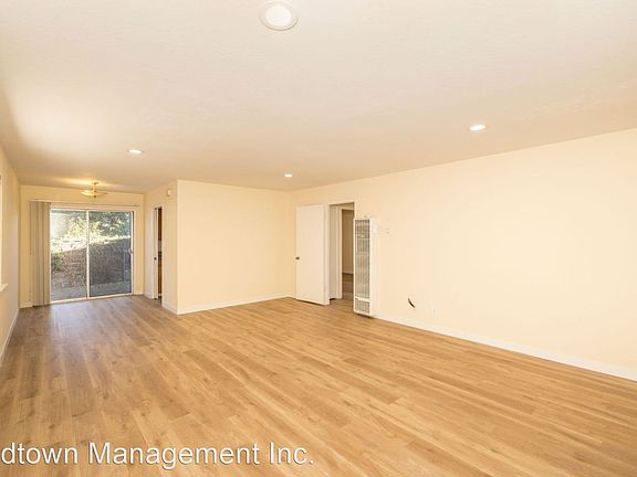 3rd image of 314 College Ave APT 4