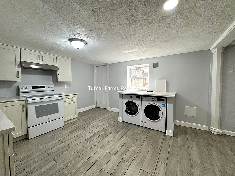 31 Chelsea St #B — Photo 4
