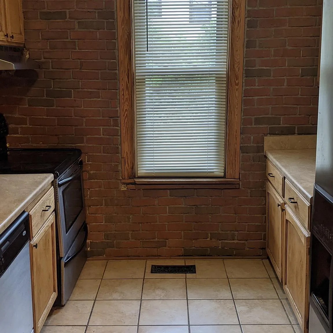 461 Elsmere St — Photo 3